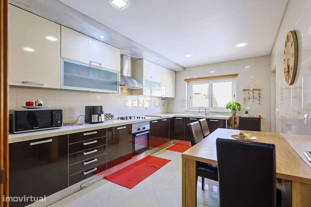 T3 Detached House with Garage and Outdoor Spaces in Foros de Amora, Seixal