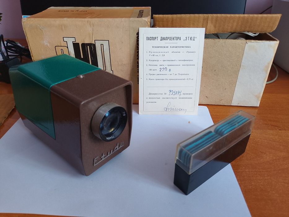Projektor rzutnik Etude do slajdów rosyjski ZSRR projekcja na ekranie