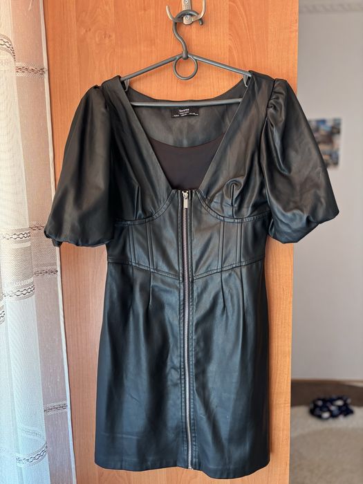 Чорна міні сукня шкіряна Bershka