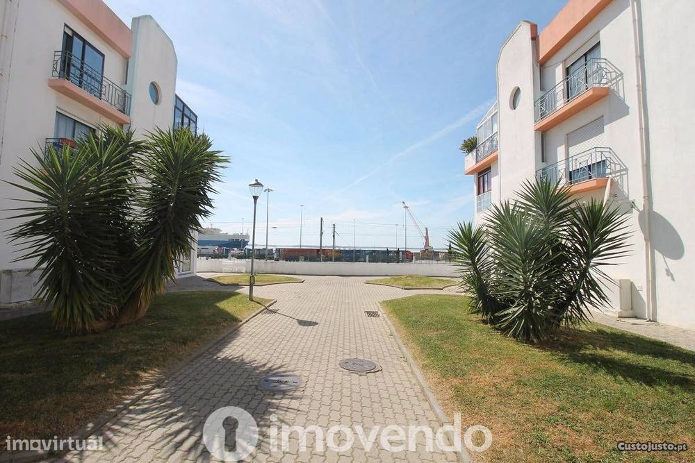 Apartamento T2 com áreas generosas e varanda, em Setúbal