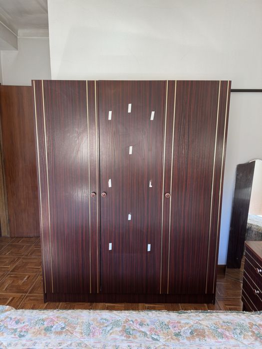 Roupeiro em madeira maciça – 3 portas – robusto