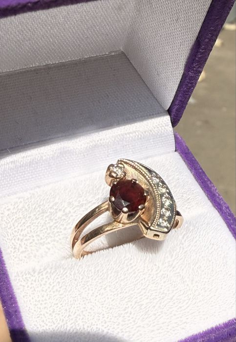 Золотое кольцо с гранатом