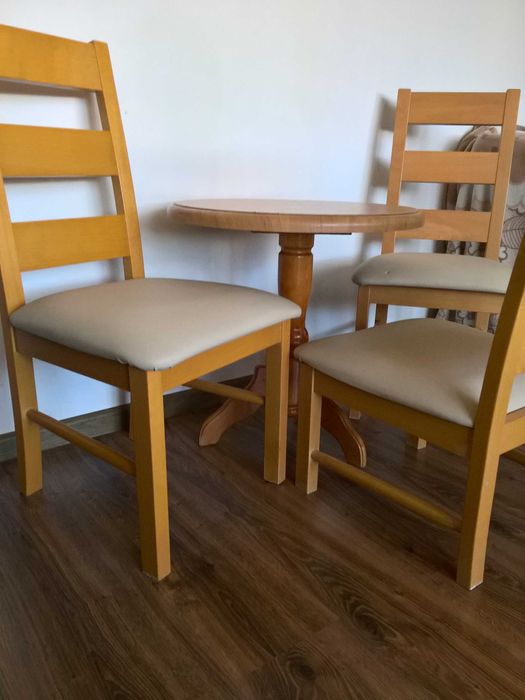 Zestaw stolik plus obniżone  krzesełka