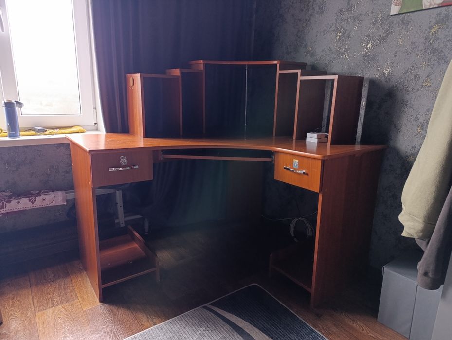 Стіл комп'ютерний