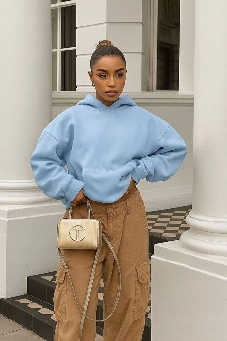 Luźna bluza z kapturem w kolorze baby blue z kangurką s 5ia