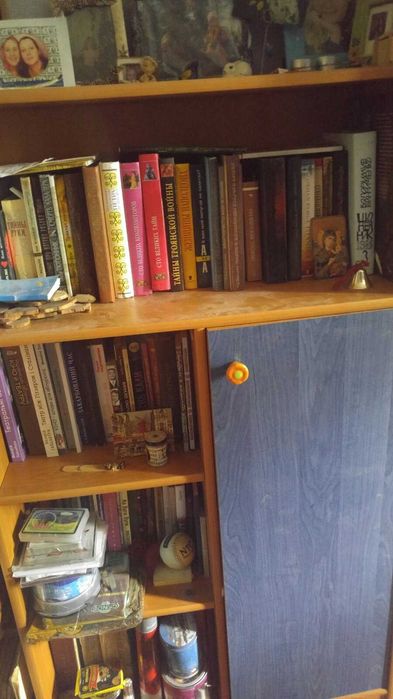 Дві тумби для книг із шафками б/у