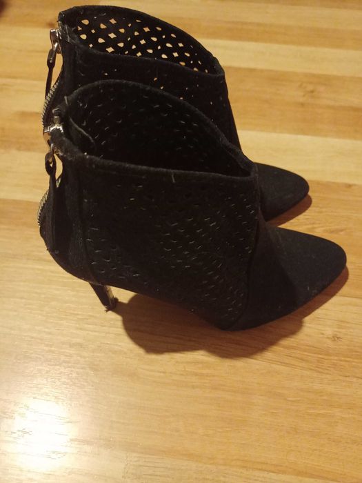 Ażurowe, zamszowe botki Zara Basic