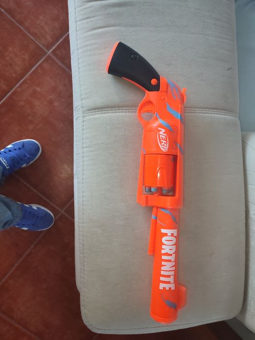 Pistola Nerf laranja com listas azuis