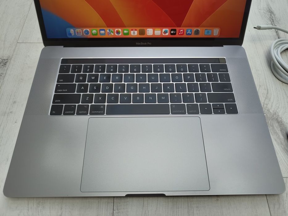 MacBook Pro 15" A1707 2017 | i7 2.8 GHz | 16 GB RAM | SSD 256 GB | Radeon Pro 555 | USB-C 87W
