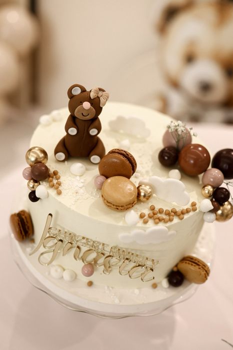 Torty artystyczne na zamówienie i deserki w kubeczkach.