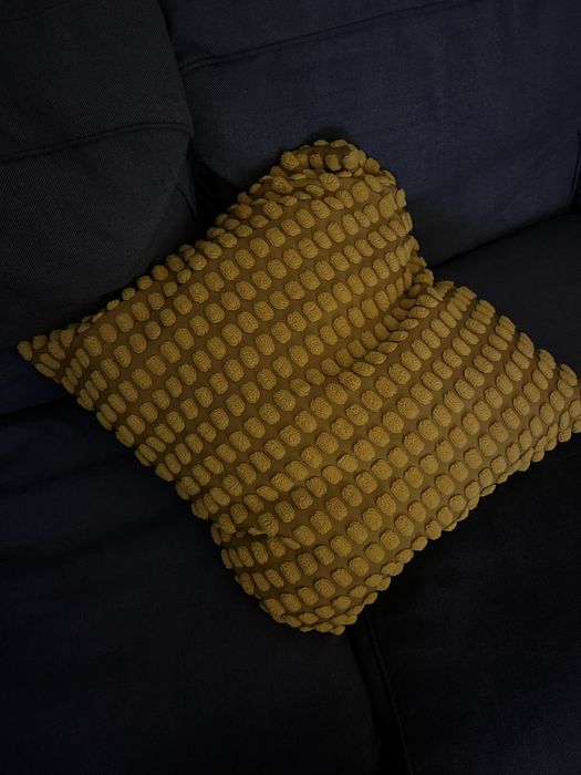 Capa almofadas quadrados e amarelo