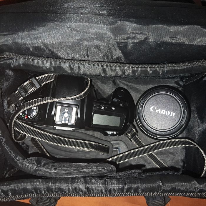 Máquina analógica Canon com mala