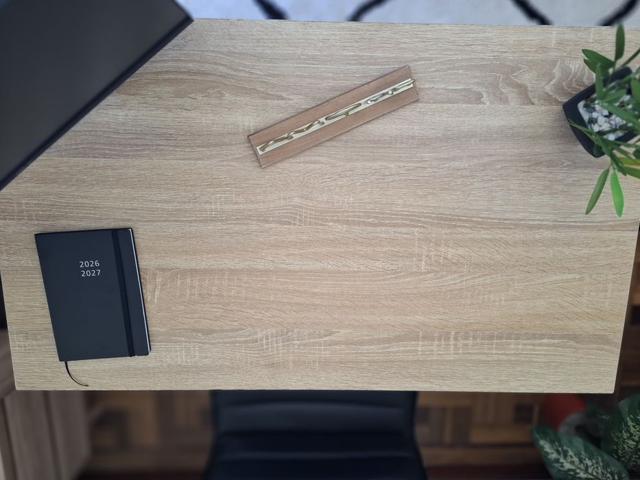Mesa de computador madeira e metal em branco