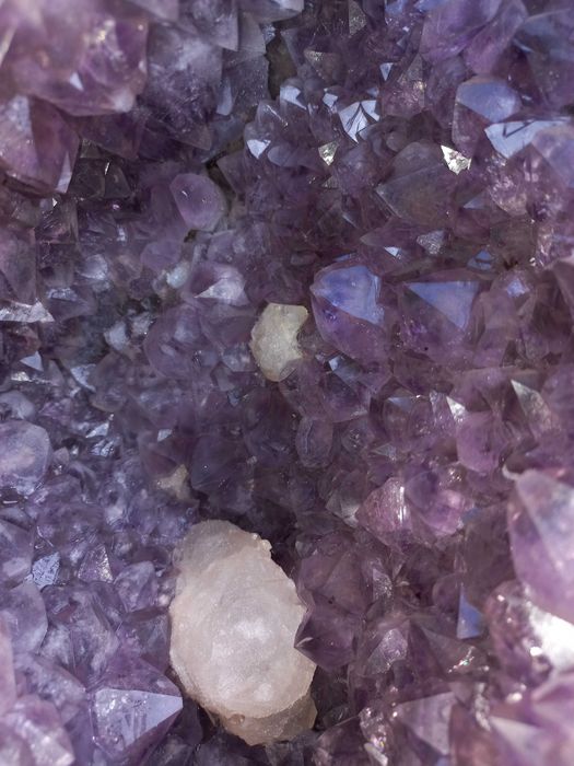 # Ametista gruta/capela com incrustações de cristais