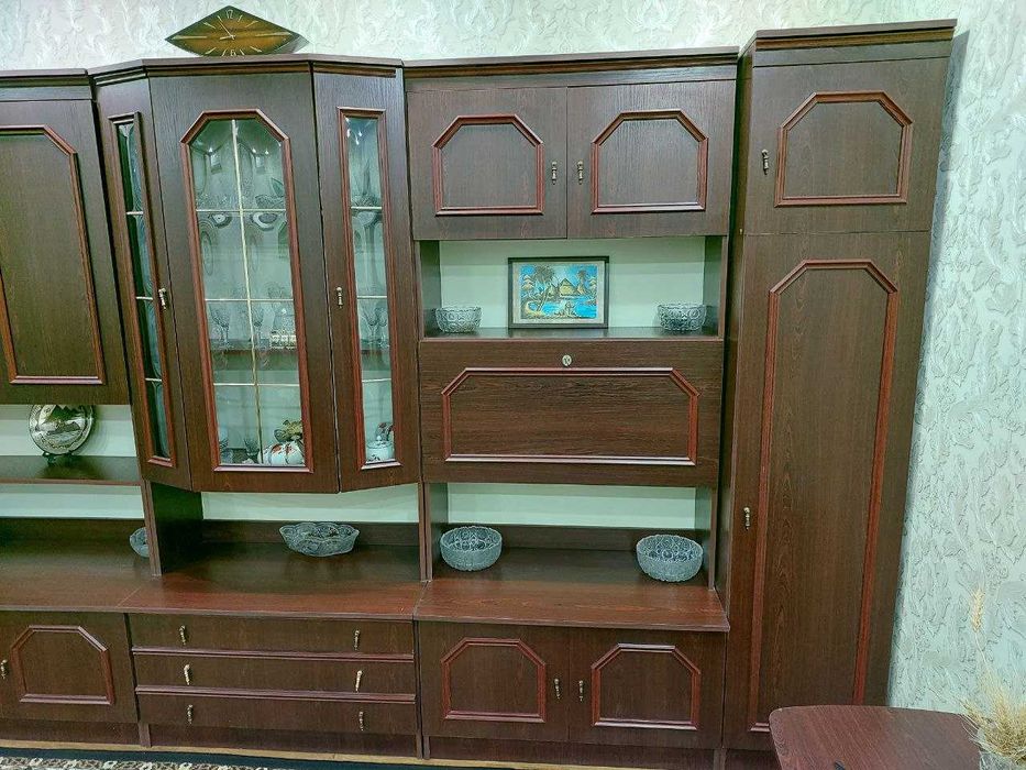 Стенка в комнату