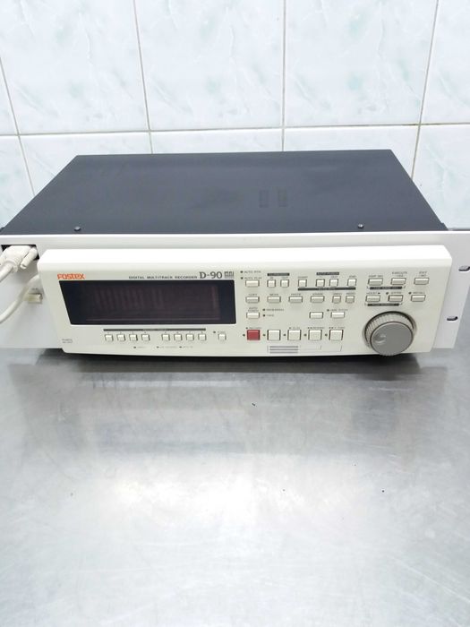 Цифровой многодорожечный рекордер FOSTEX  D-90