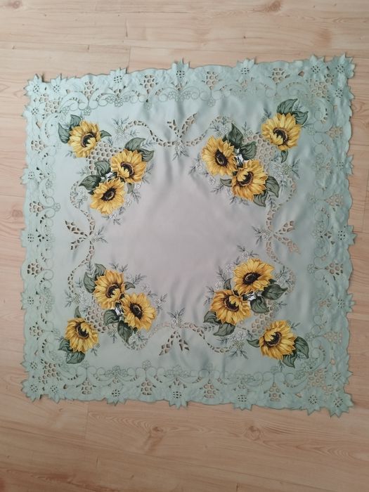 Wyszywany obrus w kwiaty kwadrat