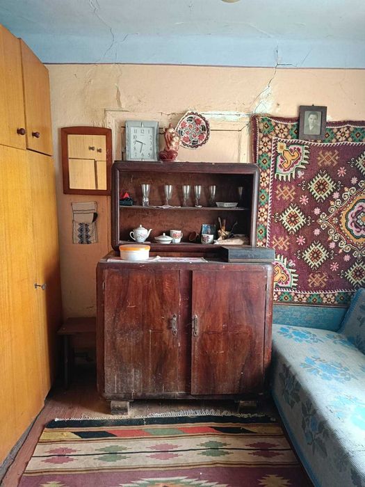 Продам будинок в якому можна жити. Є газ , опалення піч