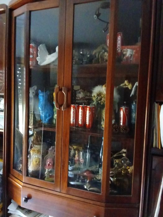 Magnífico móvel de cerejeira muito bonito em encaixe com vitrine espaço para livros e televisão tem 10 portas4 gavetas com estante ideal para um T2