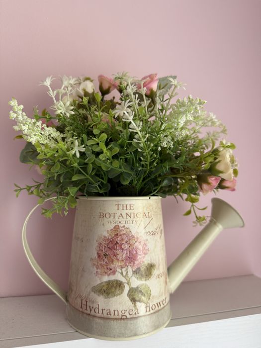 Mini różyczki w konewce, kompozycja kwiatowa