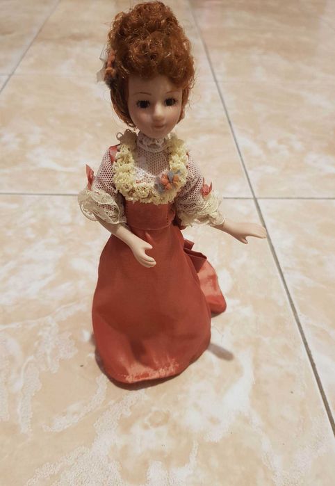 Dama de época em porcelana Catherine Sloper