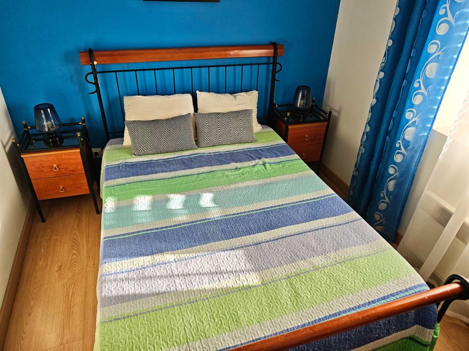 Cama de ferro com mesinhas cabeceira e cómoda