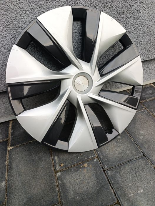 один ковпак tesla model Y R19