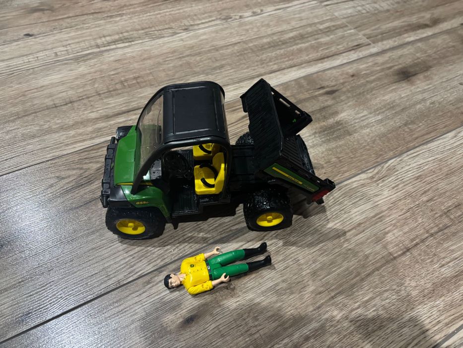 Gator John Deere z kierowcą z firmy Bruder