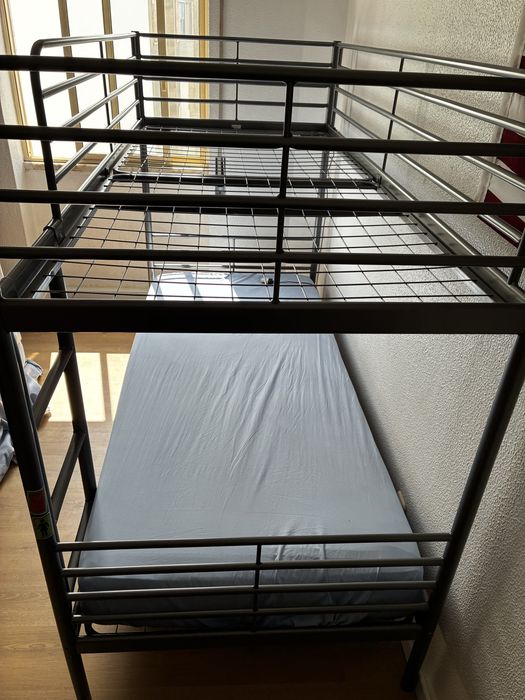 Cama beliche em metal com somente 1 colchão