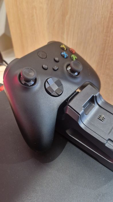 Konsola Xbox One X 1TB  4K + 2 pady + FC26/Forza 5