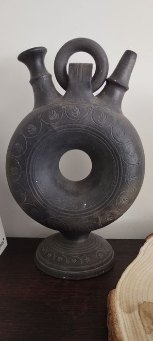 Peça em barro preto