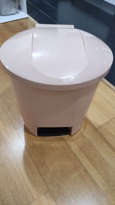 Caixote do lixo beije para 50l pelo menos