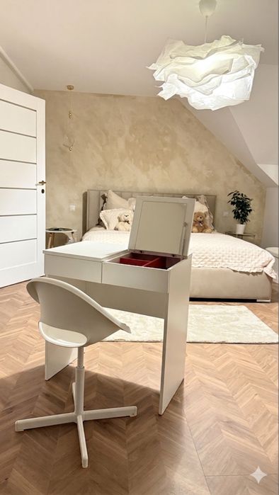 Toaletka Ikea biurko krzeslo w zestawie