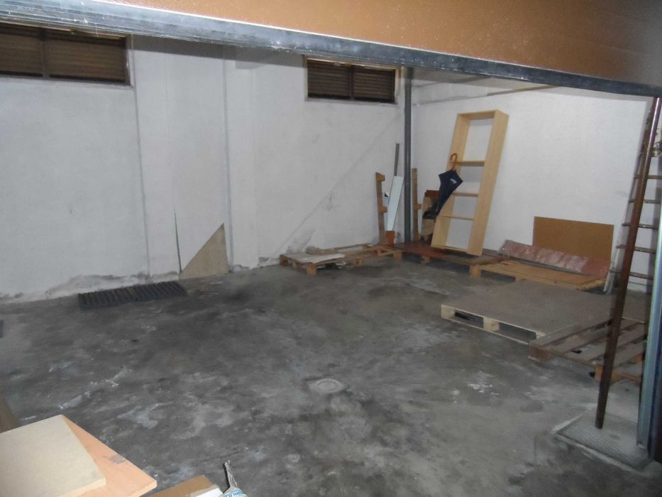 Garagem Fechada/ Armazém Brandoa 35m2