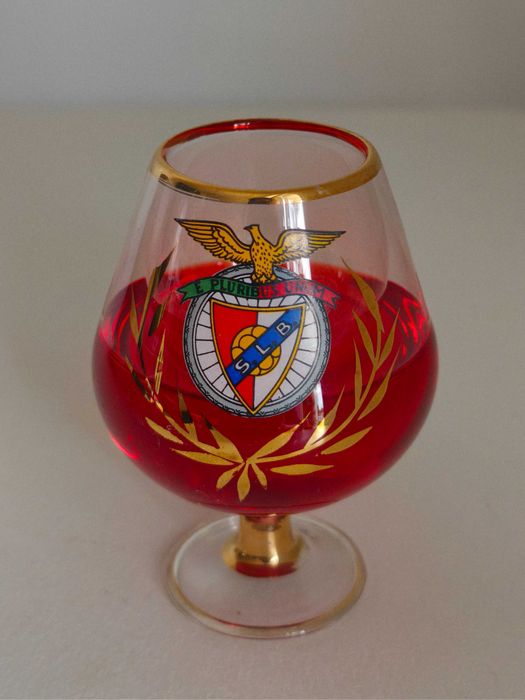 Cálice com líquido vermelho - Benfica