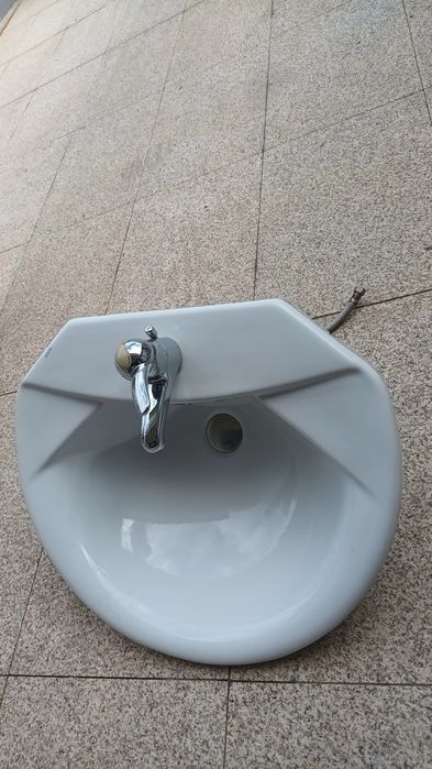 Lavatório Indusa com torneira