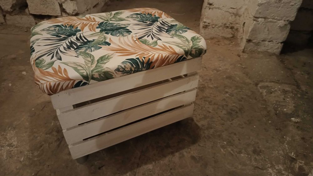 Siedzisko otwierane , skrzynka z poduszka.