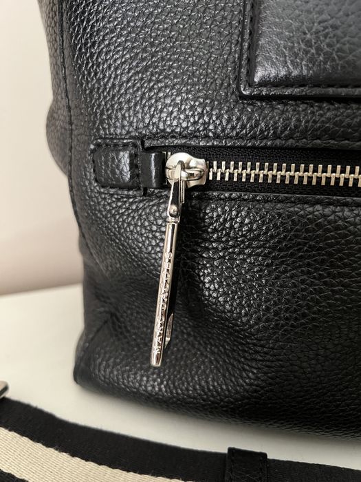 Mala Marca Jacobs em pele preta