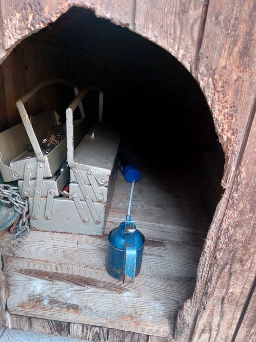 Casota para cão grande com corrente.