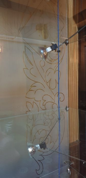 Скляна шафа з підсвіткою