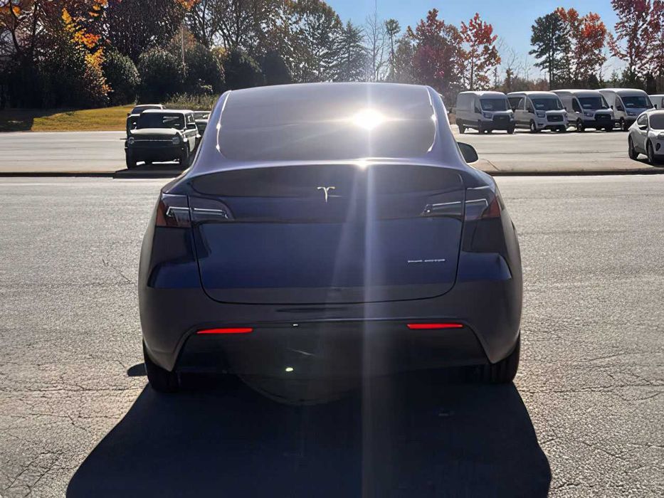 Tesla Model Y      2024
