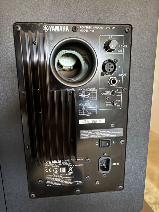 Colunas Yamaha HS8