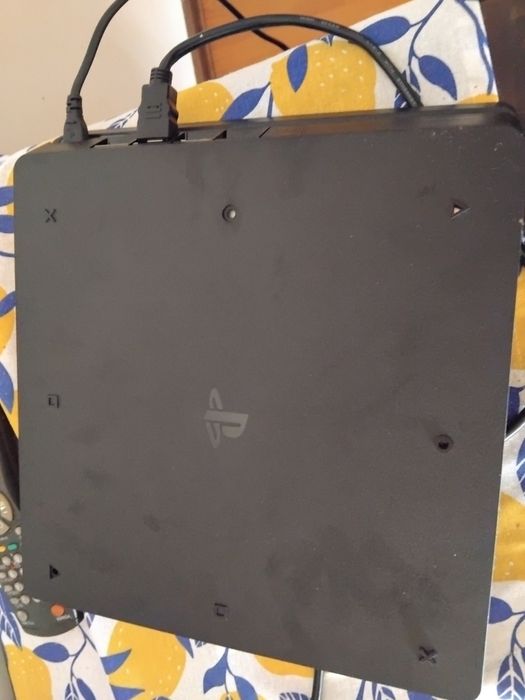 PlayStation 4 Slim a funcionar perfeitamente.