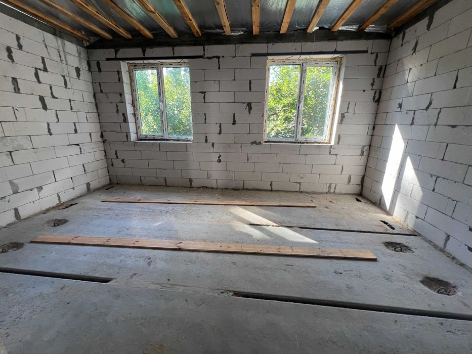 Лісова Буча, двоповерховий таунхаус в оточенні сосен, з документами