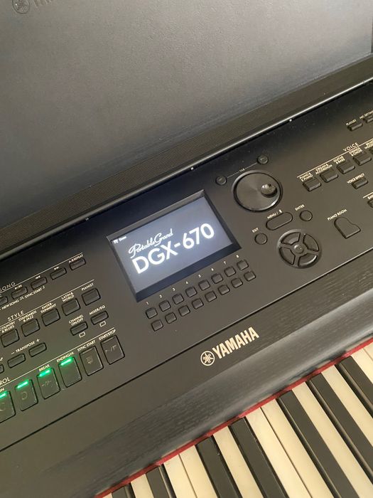 Piano Yamaha DGX670 com base e pedais