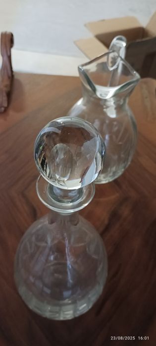 Garrafa e jarro de vidro