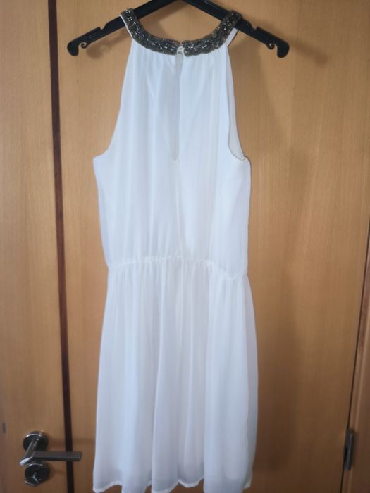Vestido midi com apliques dourados