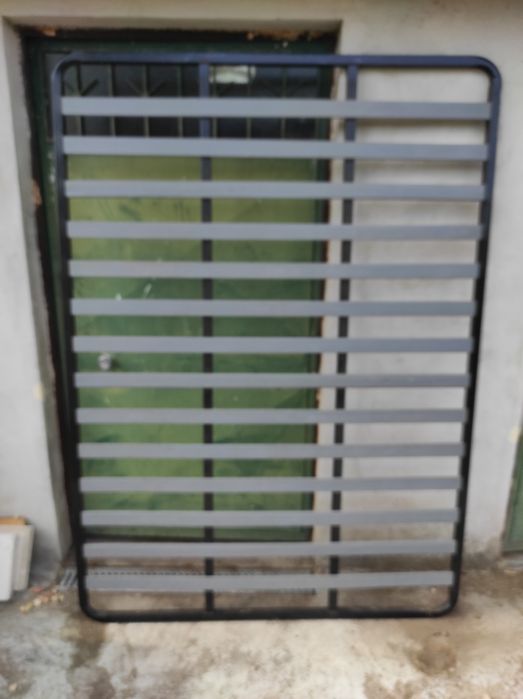 Cama de casal em castanho