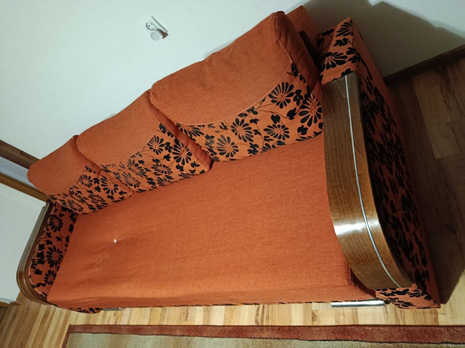 Sofa rozkładana z poduszkami