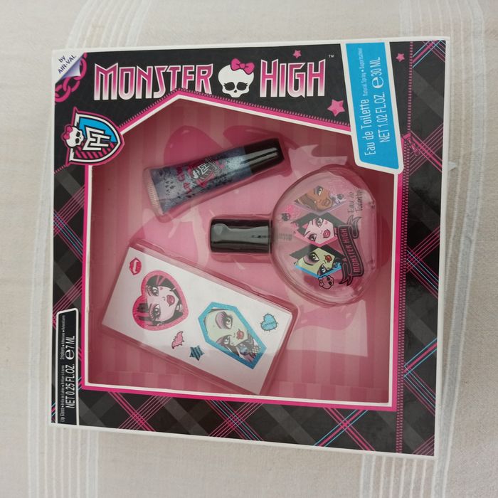Conjunto de eau de toilette,lipgloss e stickers Monsters High